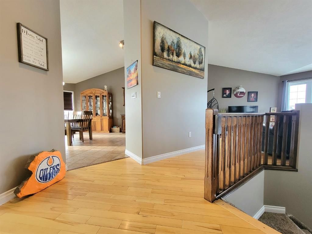 1056 10 Street  - Photo 4