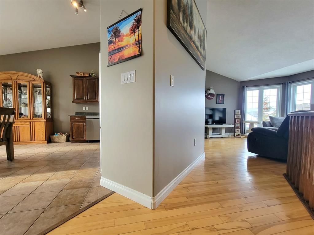 1056 10 Street  - Photo 5