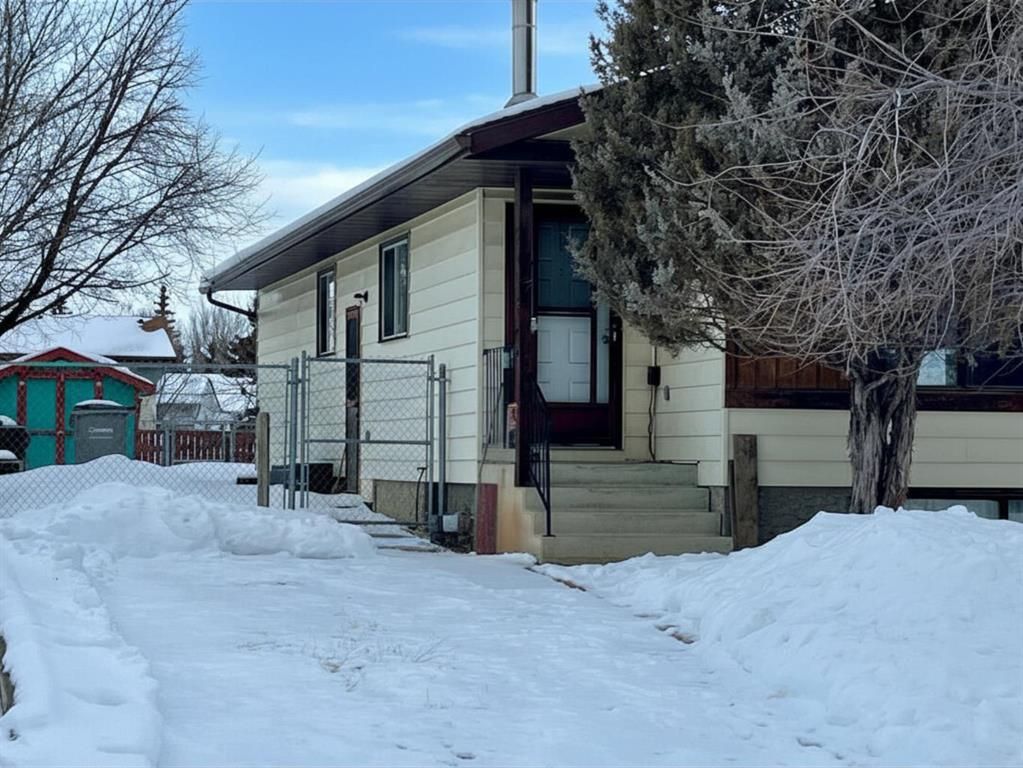 9318 70A Avenue  - Photo 1