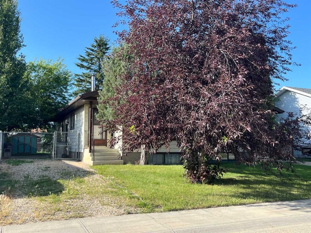 9318 70A Avenue  - Photo 1