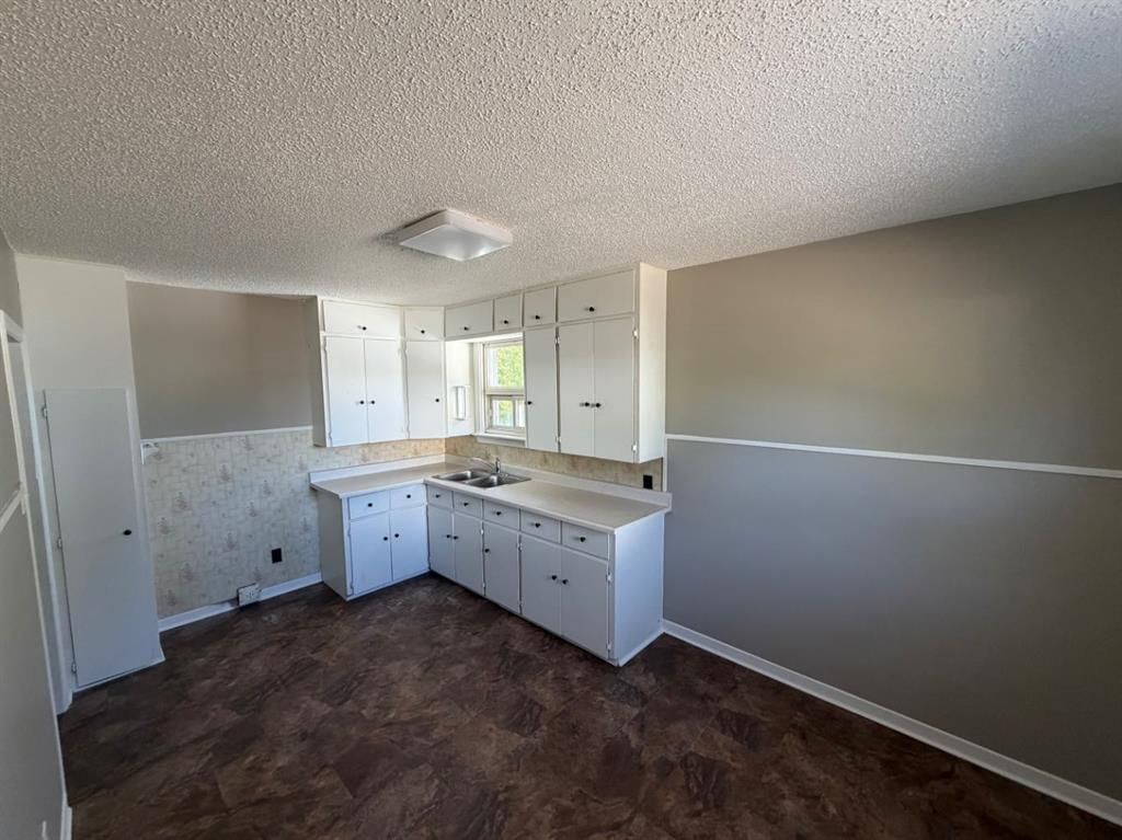 9657 Hillcrest Drive  - Photo 7