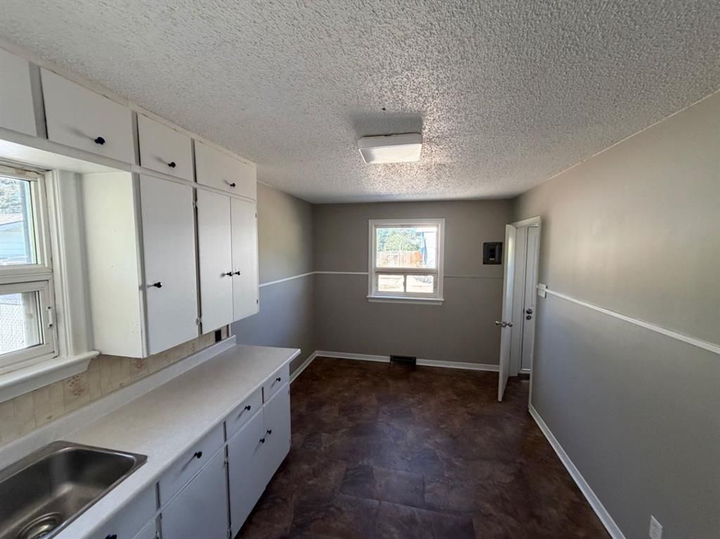 9657 Hillcrest Drive  - Photo 8