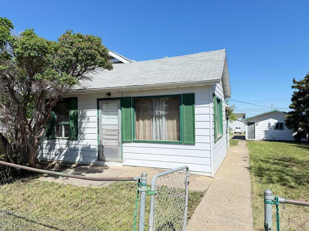 5027 46 Avenue  - Photo 1