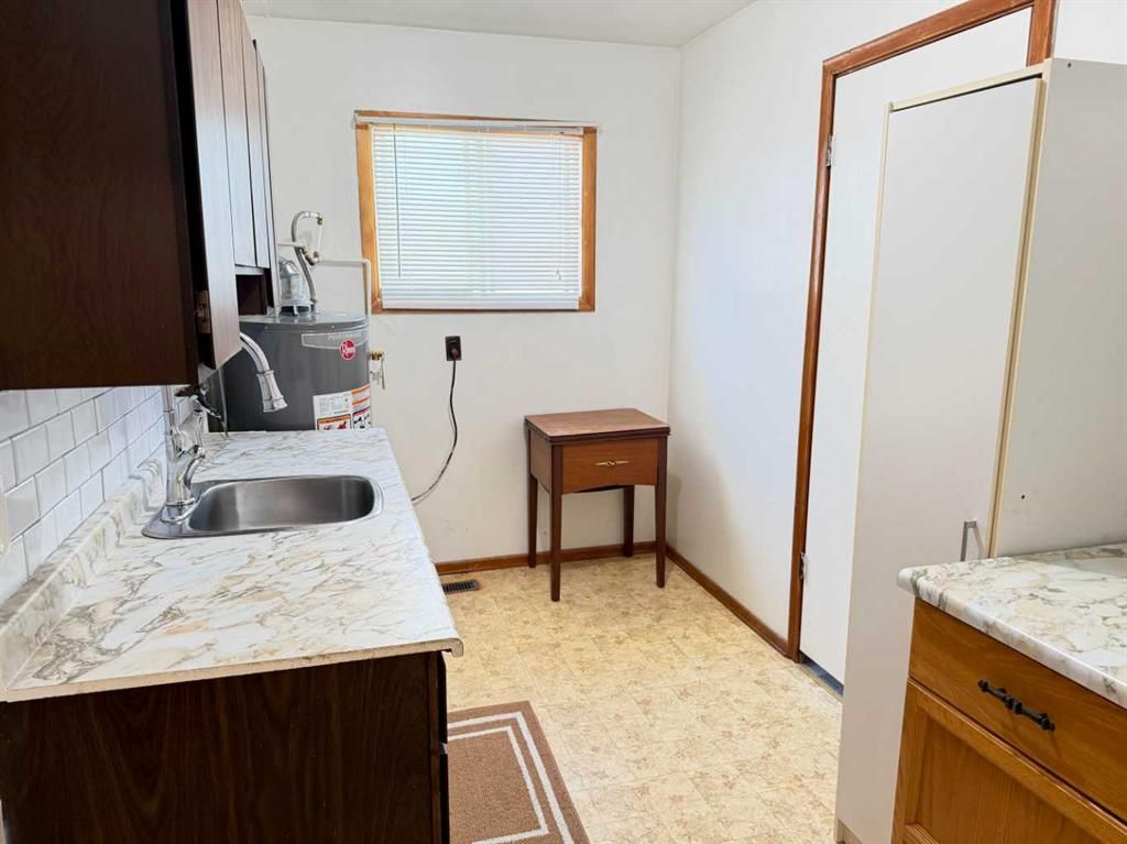 5027 46 Avenue  - Photo 18