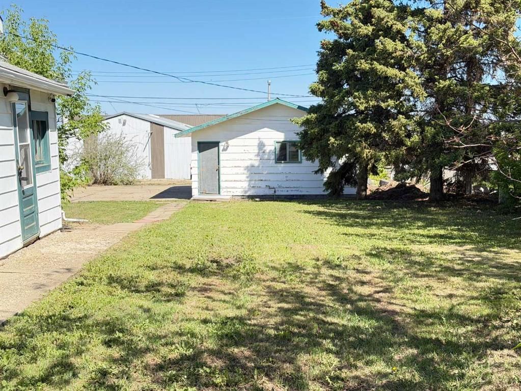 5027 46 Avenue  - Photo 3