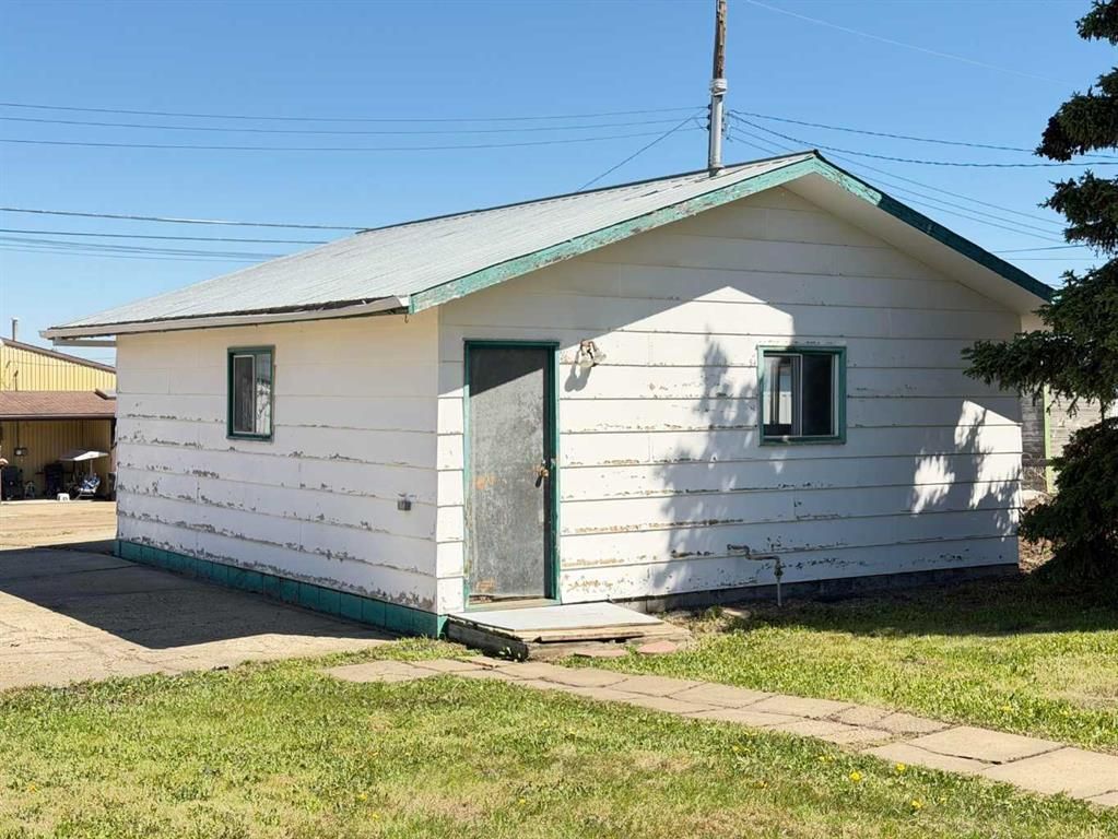 5027 46 Avenue  - Photo 4