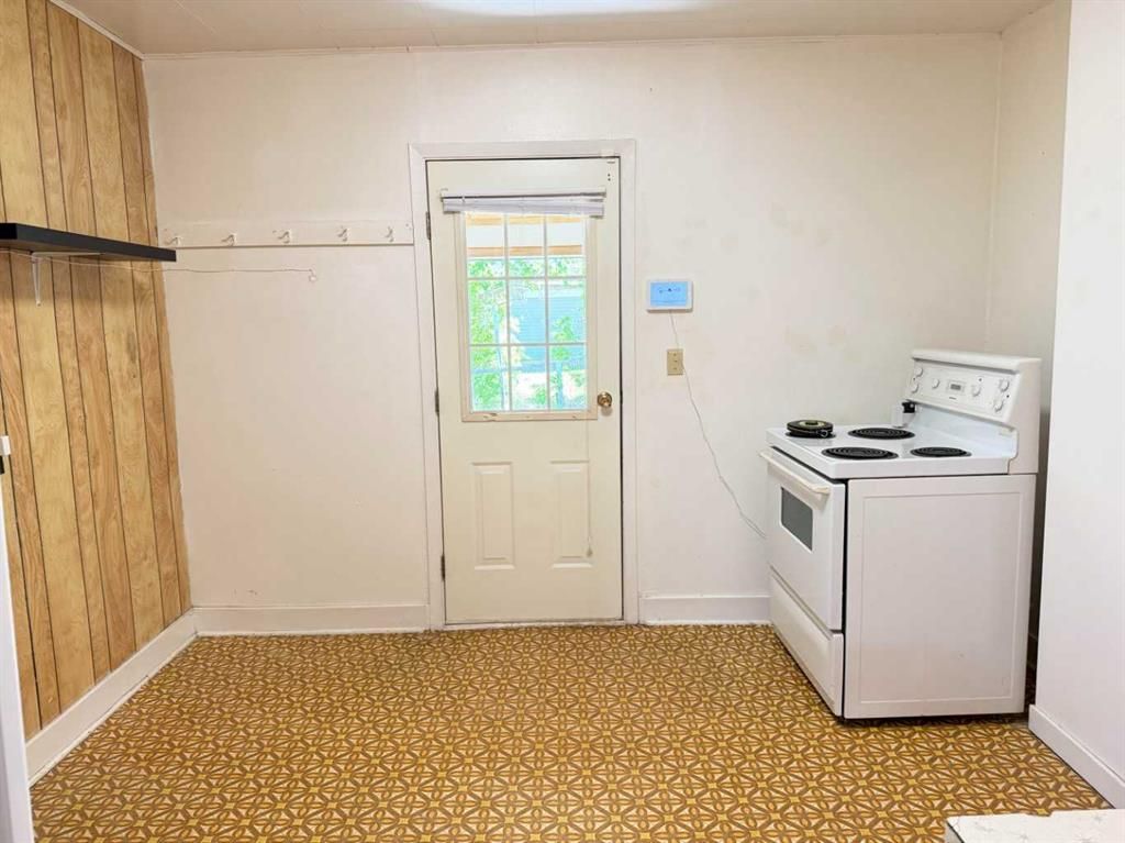 5027 46 Avenue  - Photo 8