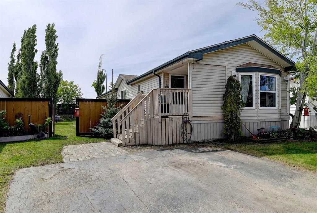 9021 85 Avenue - Photo 1