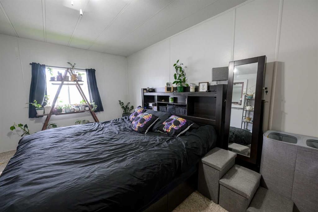 9915 99 Street  - Photo 18