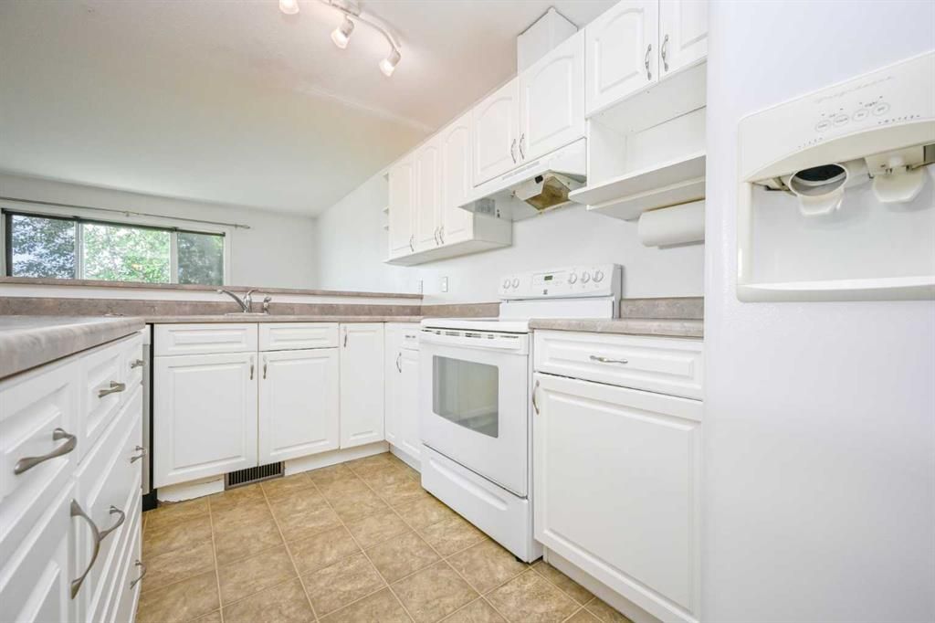 9627 91 Street  - Photo 7