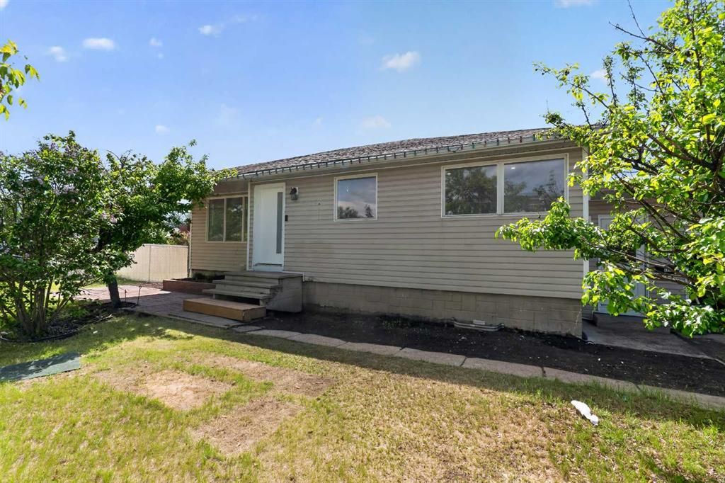 9204 100 Street  - Photo 3