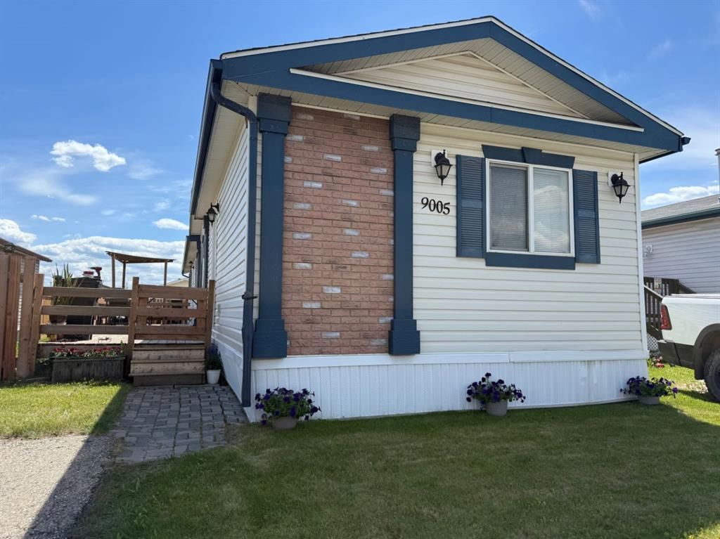 9005 90 Avenue - Photo 1