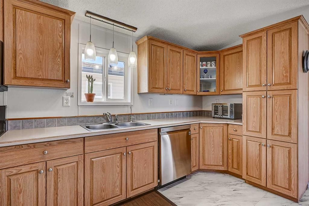 653 Carley Close   - Photo 3