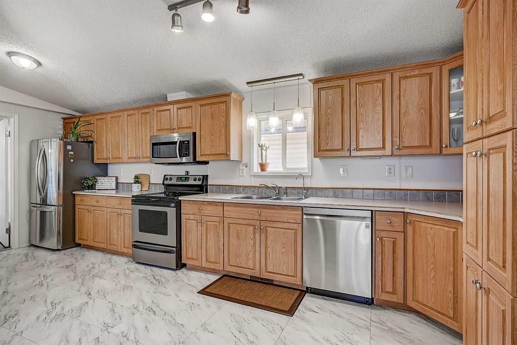 653 Carley Close   - Photo 4