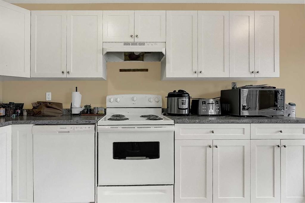 9904 71A Avenue  - Photo 9