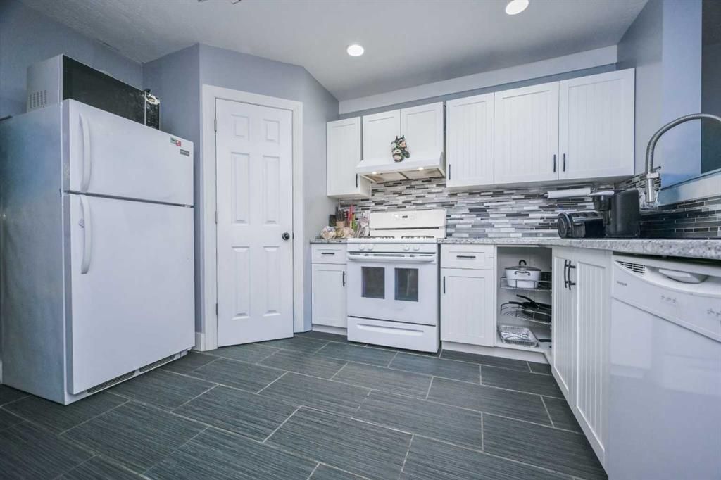 7018 90 Street  - Photo 18