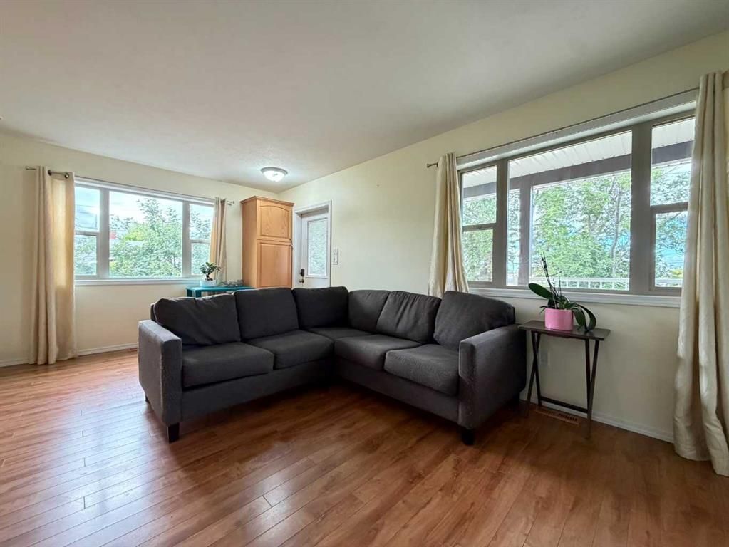 906 3 Avenue  - Photo 10