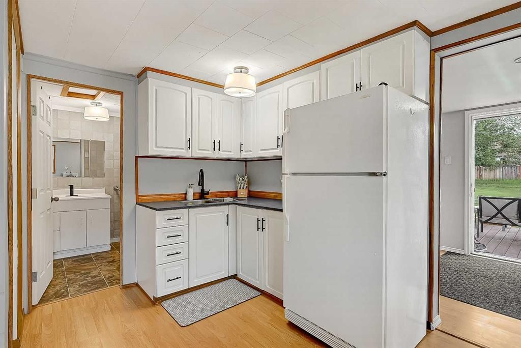 914 6 Avenue  - Photo 8