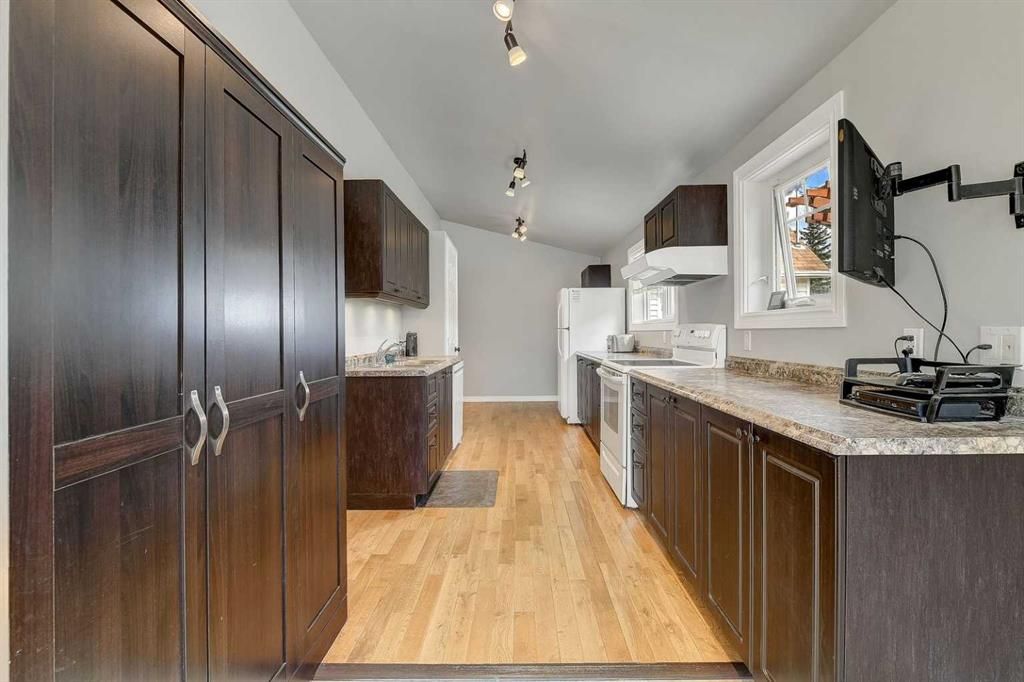 918 5 Avenue  - Photo 4