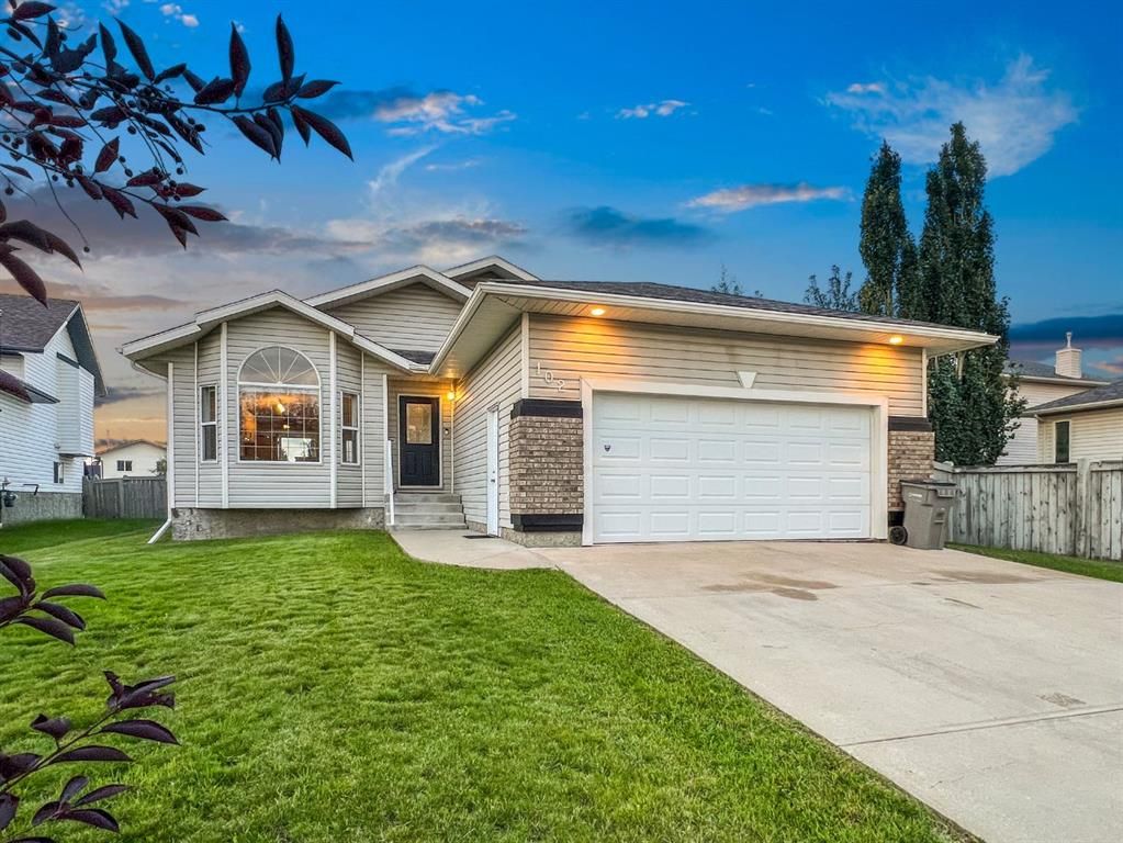 102 Pinnacle Crescent  - Photo 1