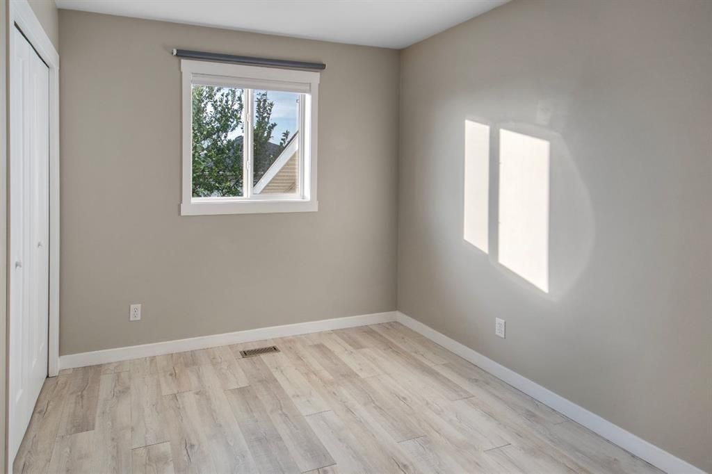 102 Pinnacle Crescent  - Photo 18