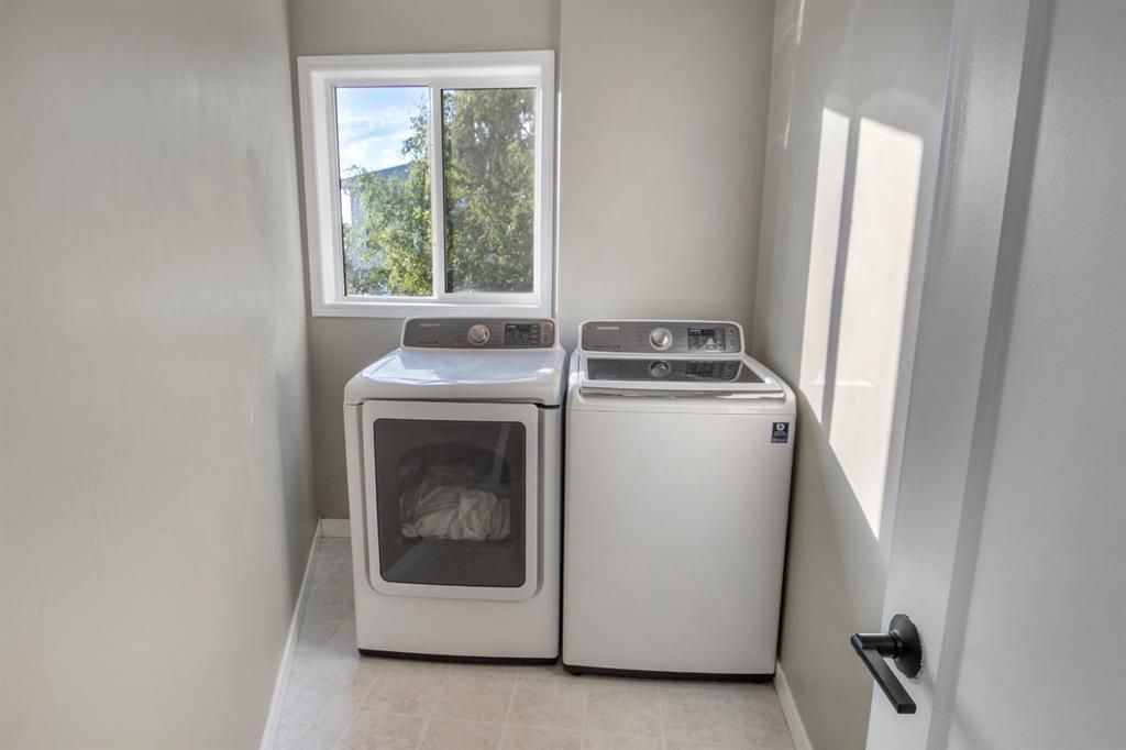 102 Pinnacle Crescent  - Photo 21
