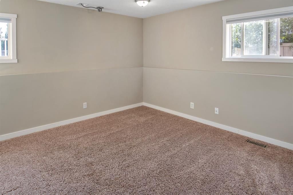 102 Pinnacle Crescent  - Photo 23