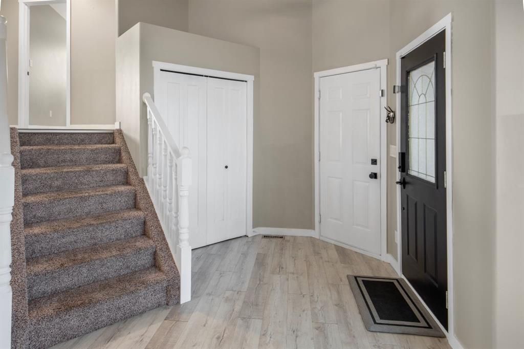 102 Pinnacle Crescent  - Photo 3