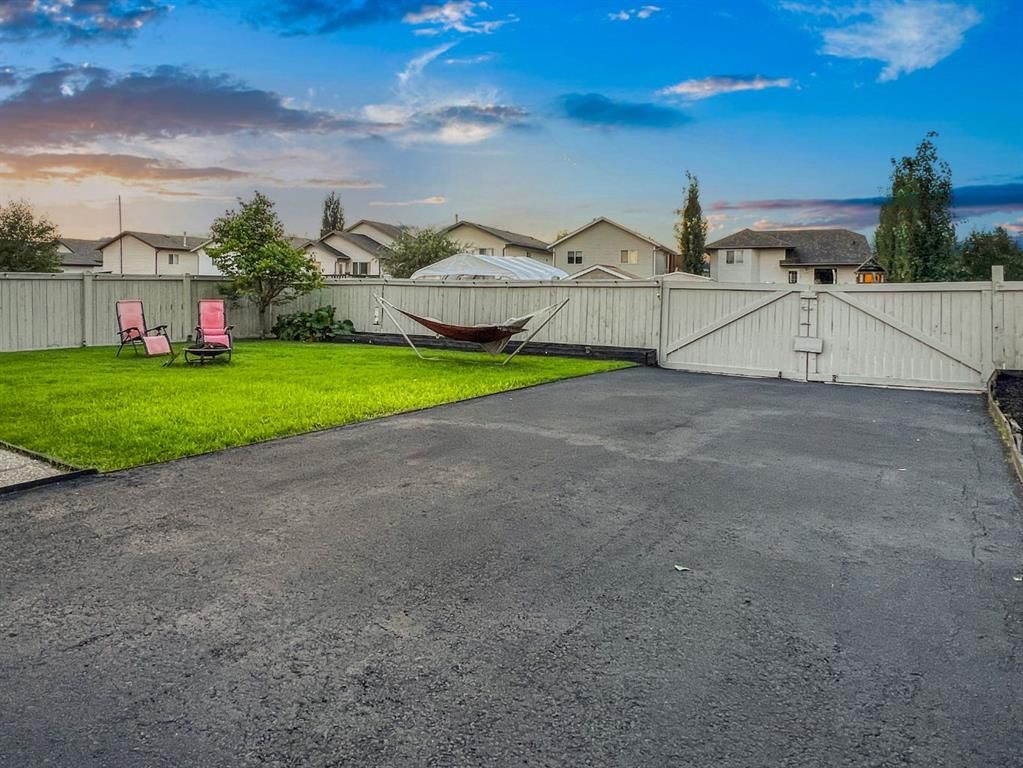 102 Pinnacle Crescent  - Photo 32