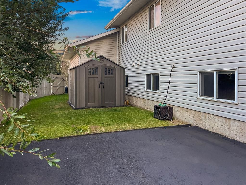 102 Pinnacle Crescent  - Photo 33