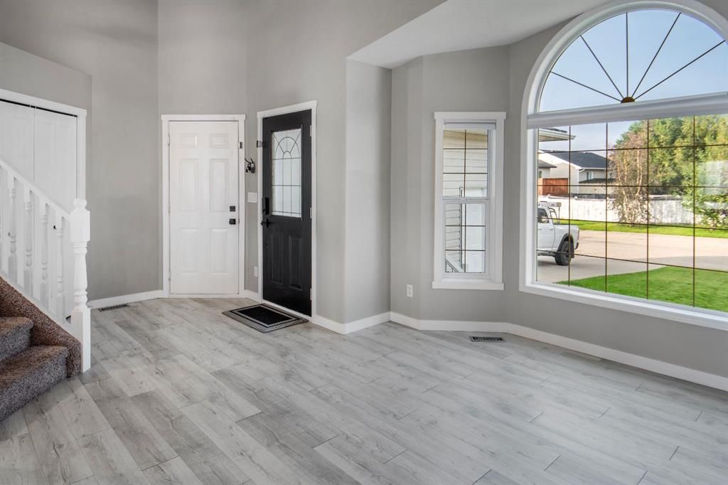 102 Pinnacle Crescent  - Photo 4