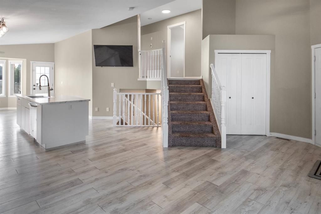 102 Pinnacle Crescent  - Photo 7