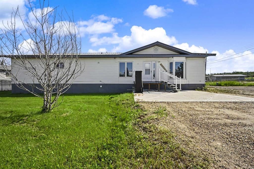 5003 46 Street  - Photo 3