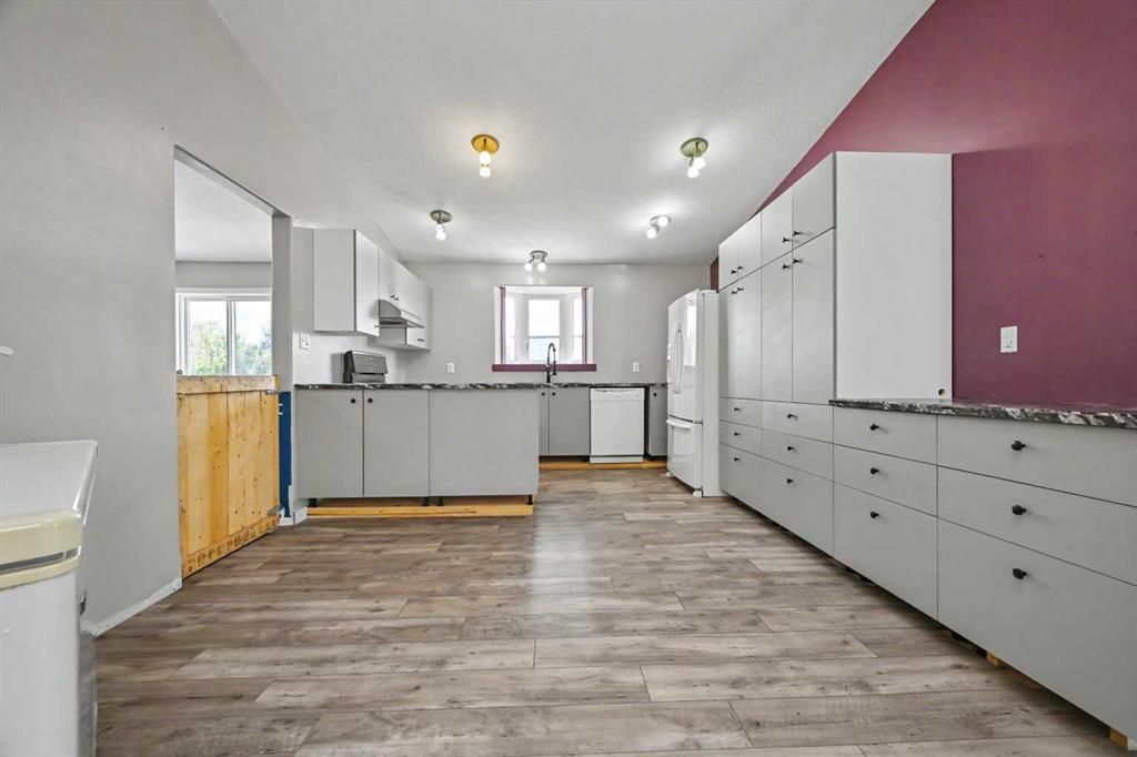 5003 46 Street  - Photo 7