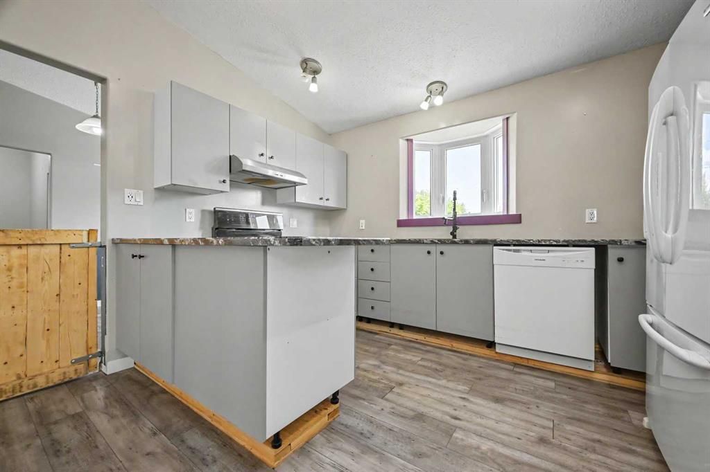 5003 46 Street  - Photo 9