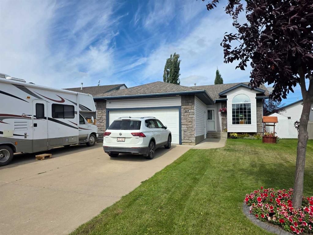 37 Pinnacle Crescent - Photo 1