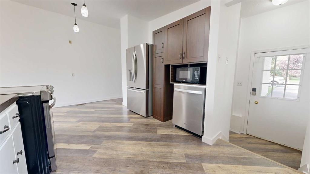 B, 9517 98 Avenue  - Photo 2