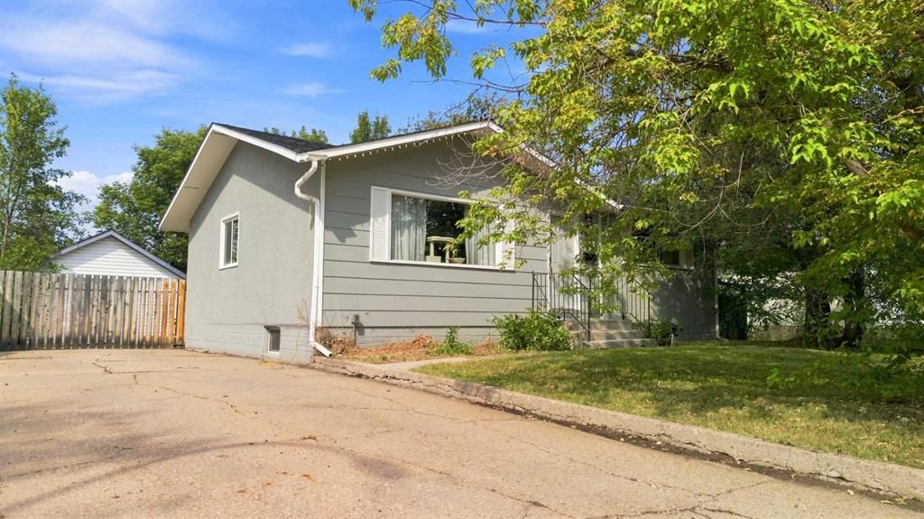 9822 80 Avenue  - Photo 1