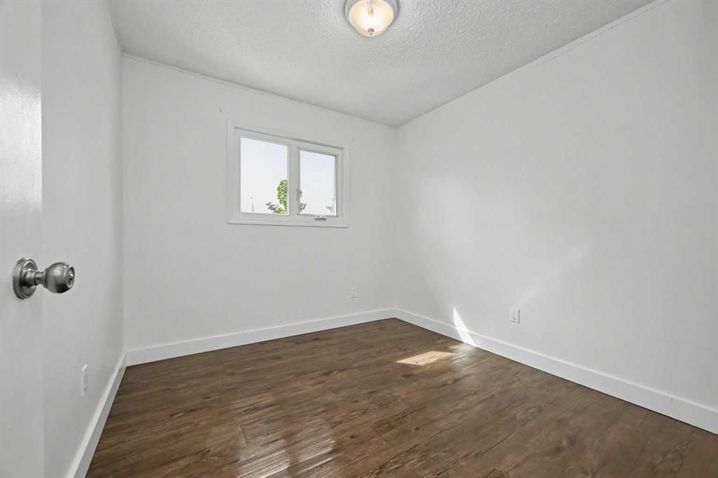 7330 99A Street  - Photo 15
