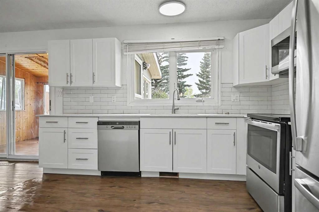 7330 99A Street  - Photo 3
