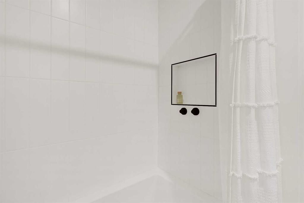 8613 88 Street  - Photo 24