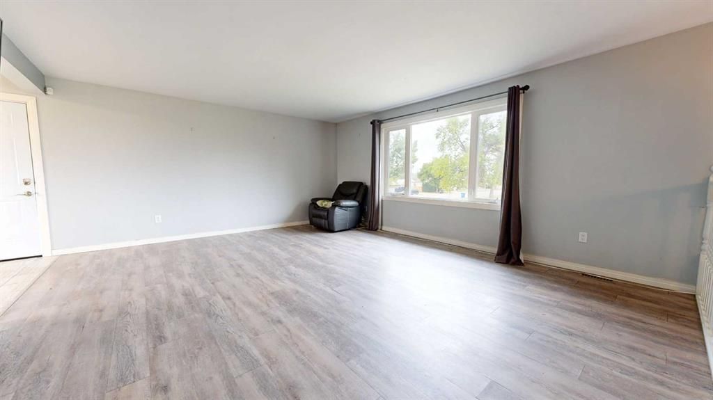 9915 97 Avenue  - Photo 4