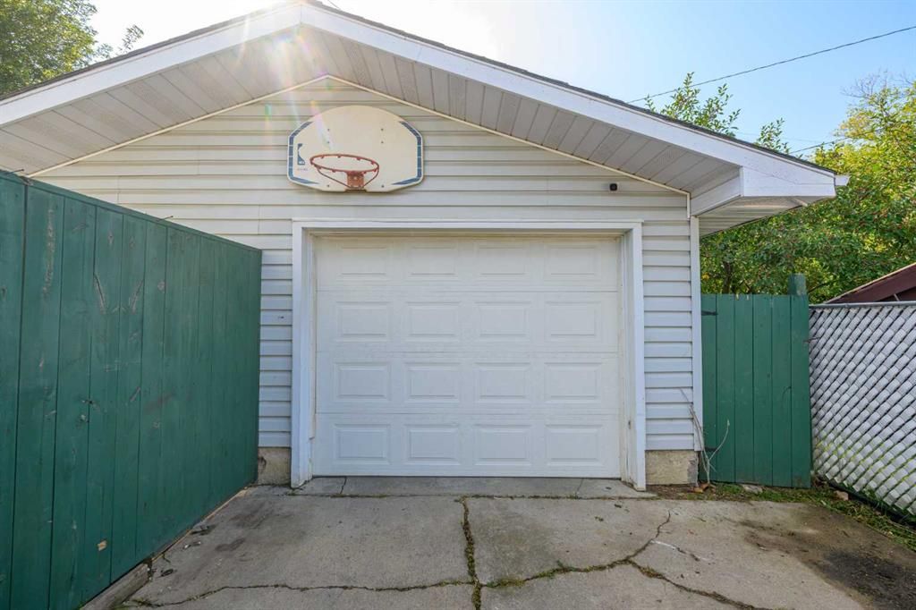 9923 88 Avenue - Photo 3