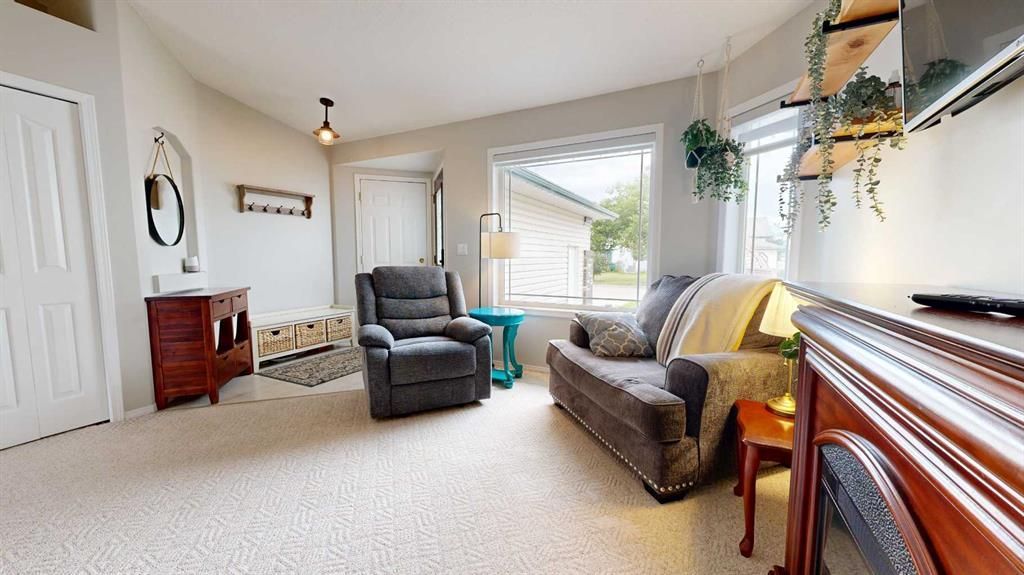 7425 103A Street  - Photo 3