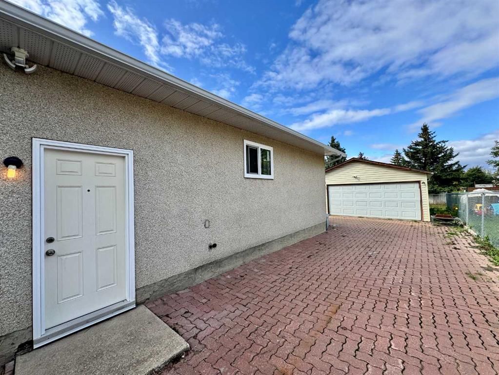 9418 80 Avenue - Photo 3