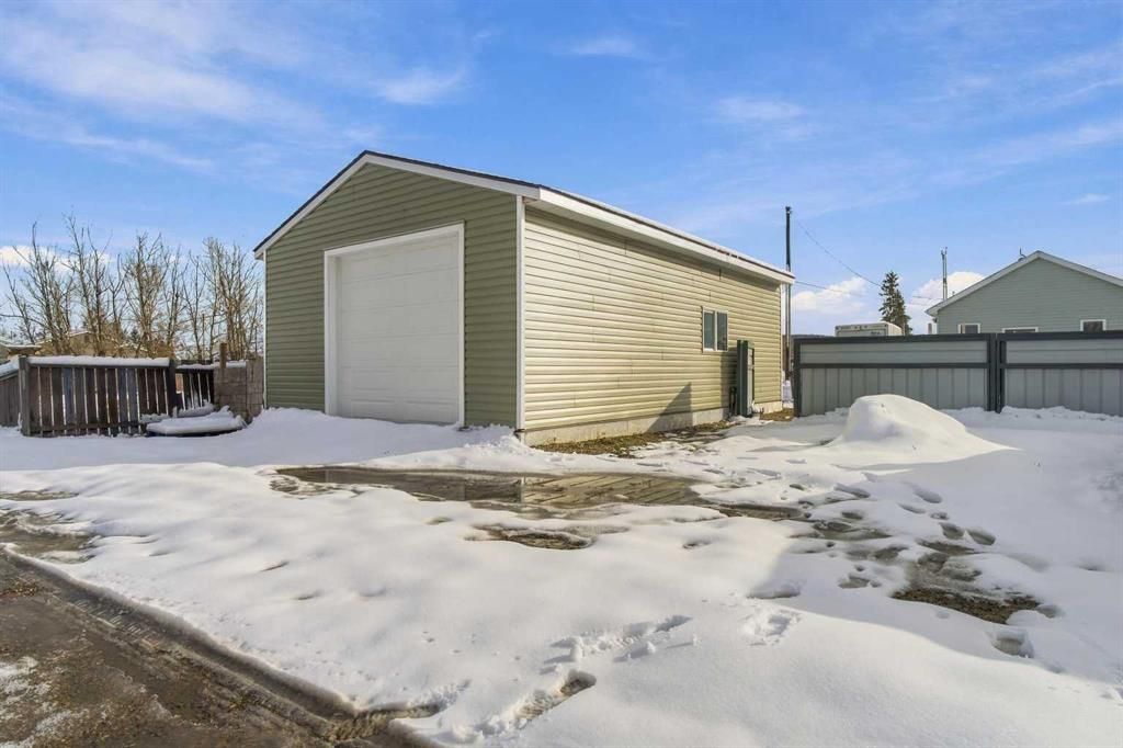 5022 50 Avenue  - Photo 3