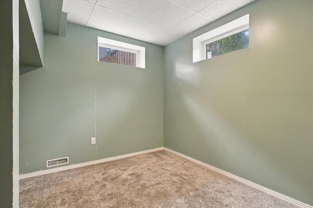 9814 75 Avenue  - Photo 36