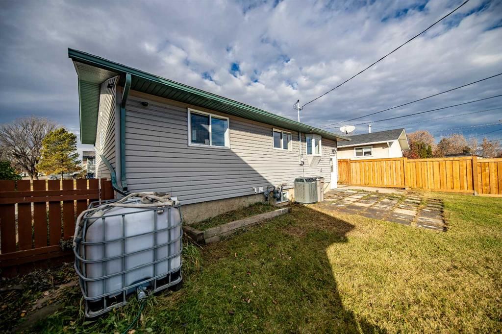 10909 92A Street  - Photo 26