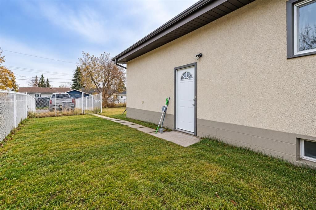 9812 97 Park Avenue  - Photo 24